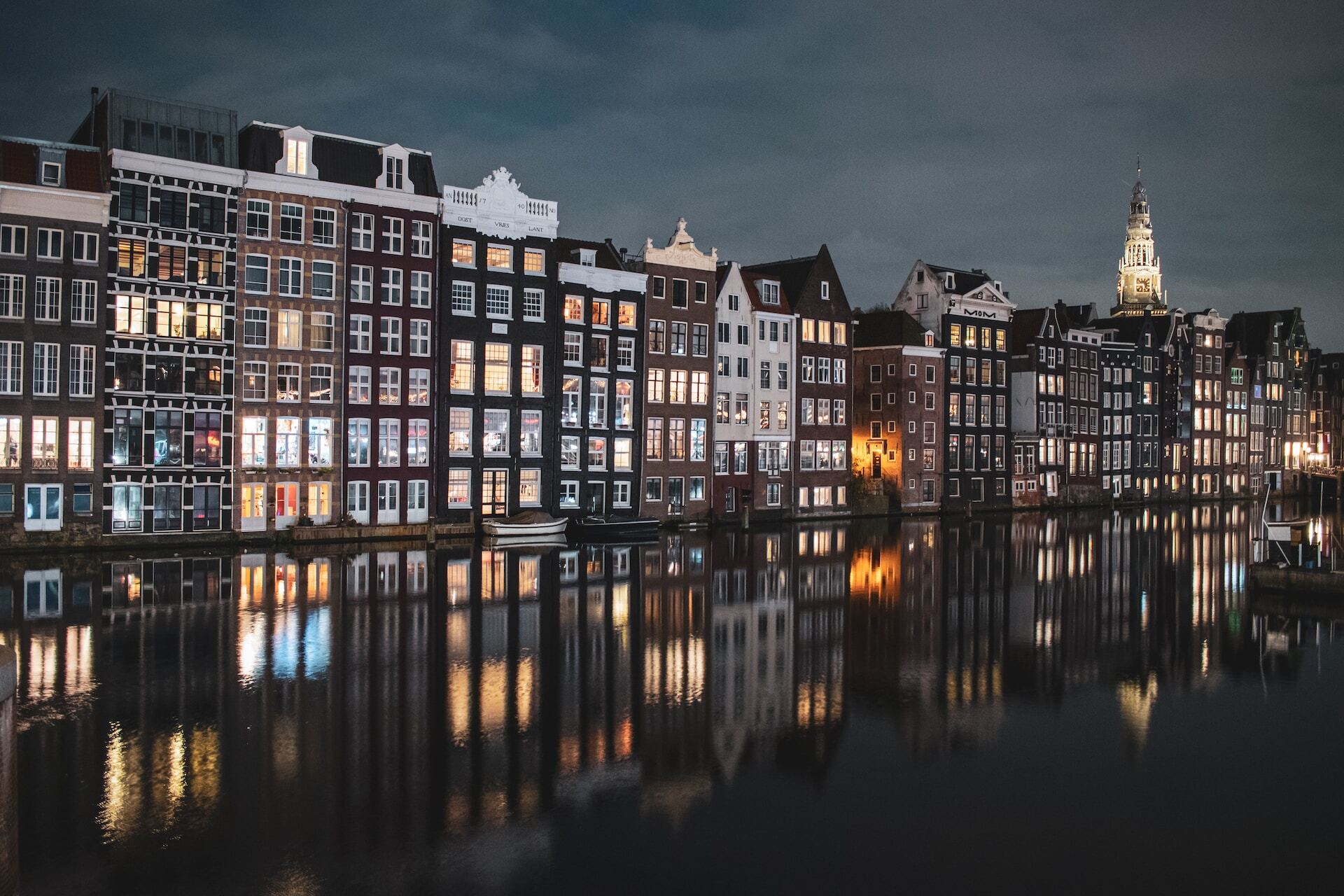 Amsterdamse gracht met grachtenpanden 